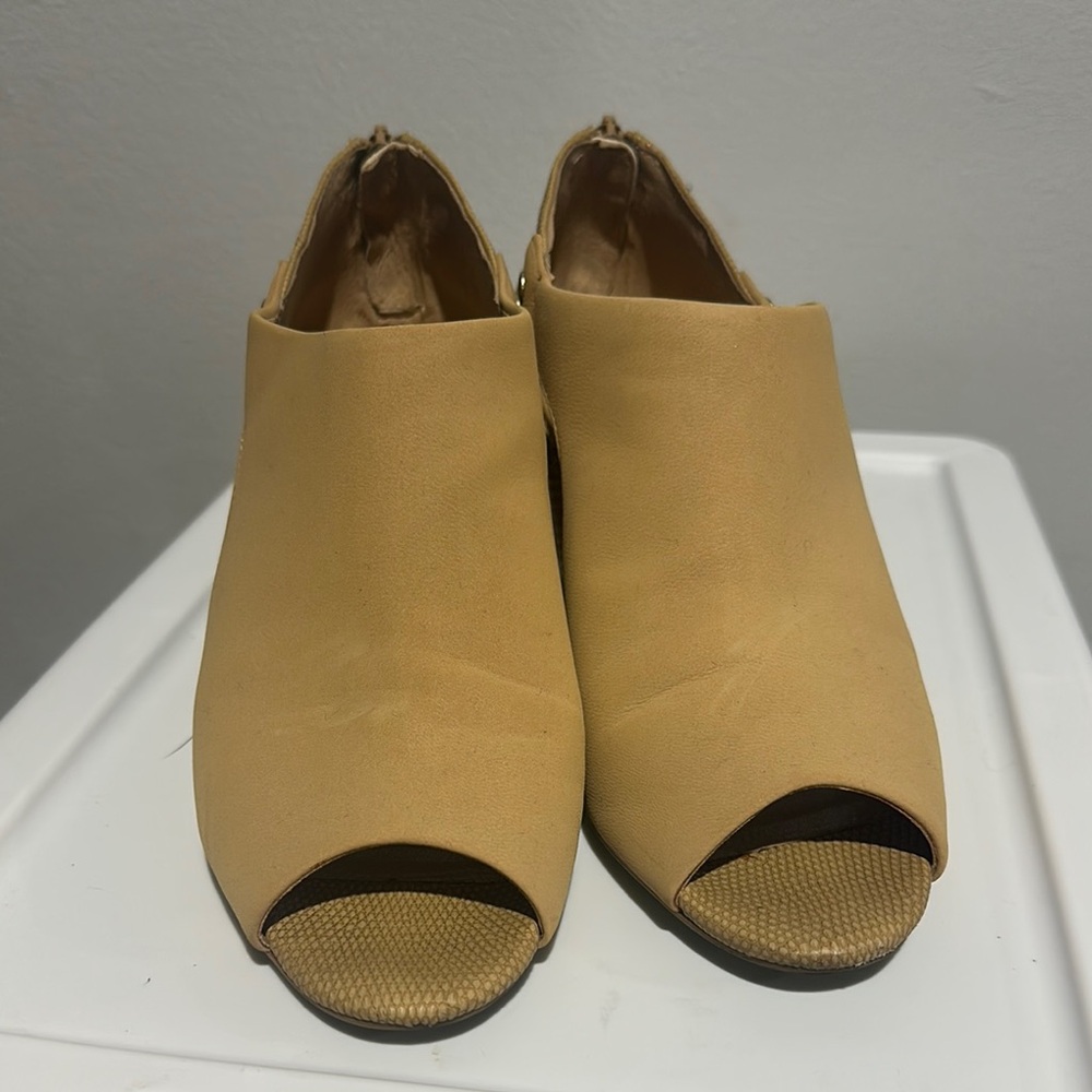 Giani Bernini Tan Peep-Toe Heels